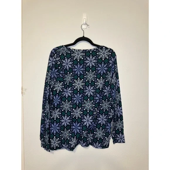 Kohl's Women's Long Sleeve V Neck Tee Snowflake Print Classic‎ Fit Size OX NWT - Picture 3 of 6